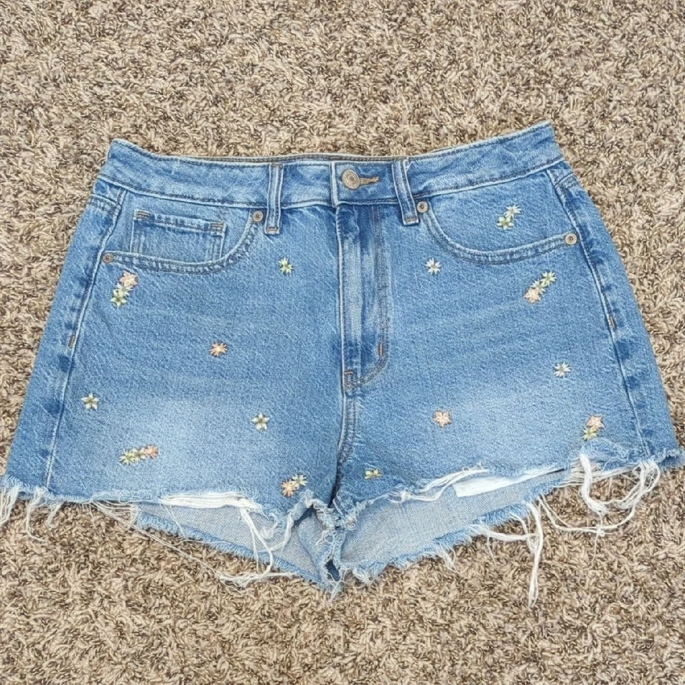 American Eagle bue floral embroidered high rise denim cut off mom shorts - Picture 1 of 11
